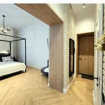 простора і вишукана в самому серці львова Apartment