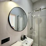 Apartment простора і вишукана в самому серці львова Lviv